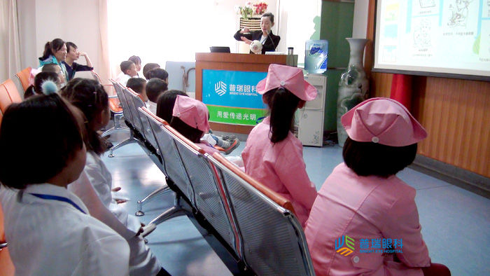 小醫(yī)生對(duì)媽媽說：媽媽！我愛你
