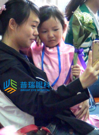 小醫(yī)生對(duì)媽媽說：媽媽！我愛你