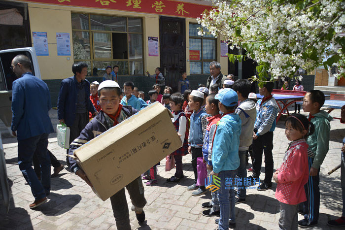 迎六一，高校公益跑愛心小學(xué)義診