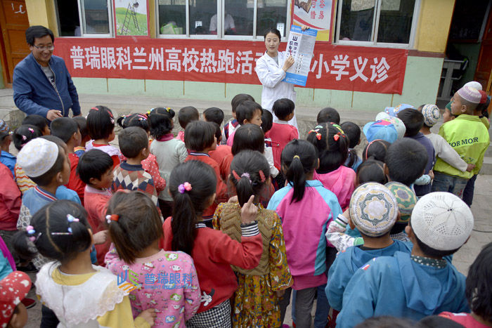 迎六一，高校公益跑愛心小學(xué)義診