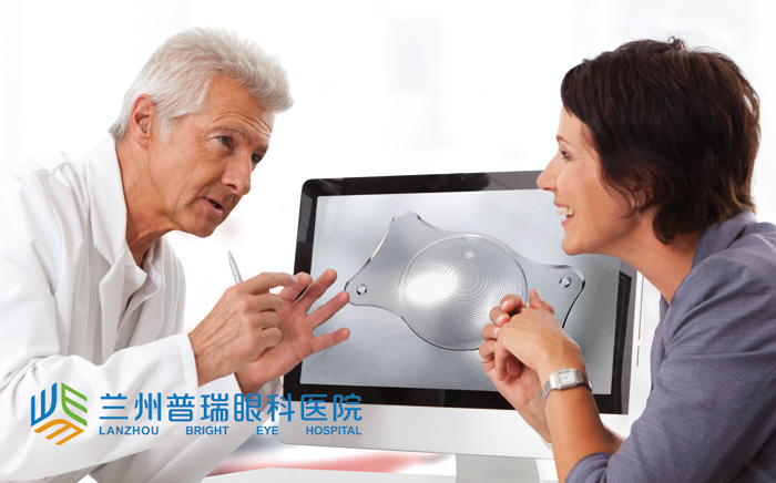 三焦點(diǎn)晶體：看報(bào)、打球、看風(fēng)景視力都很清晰